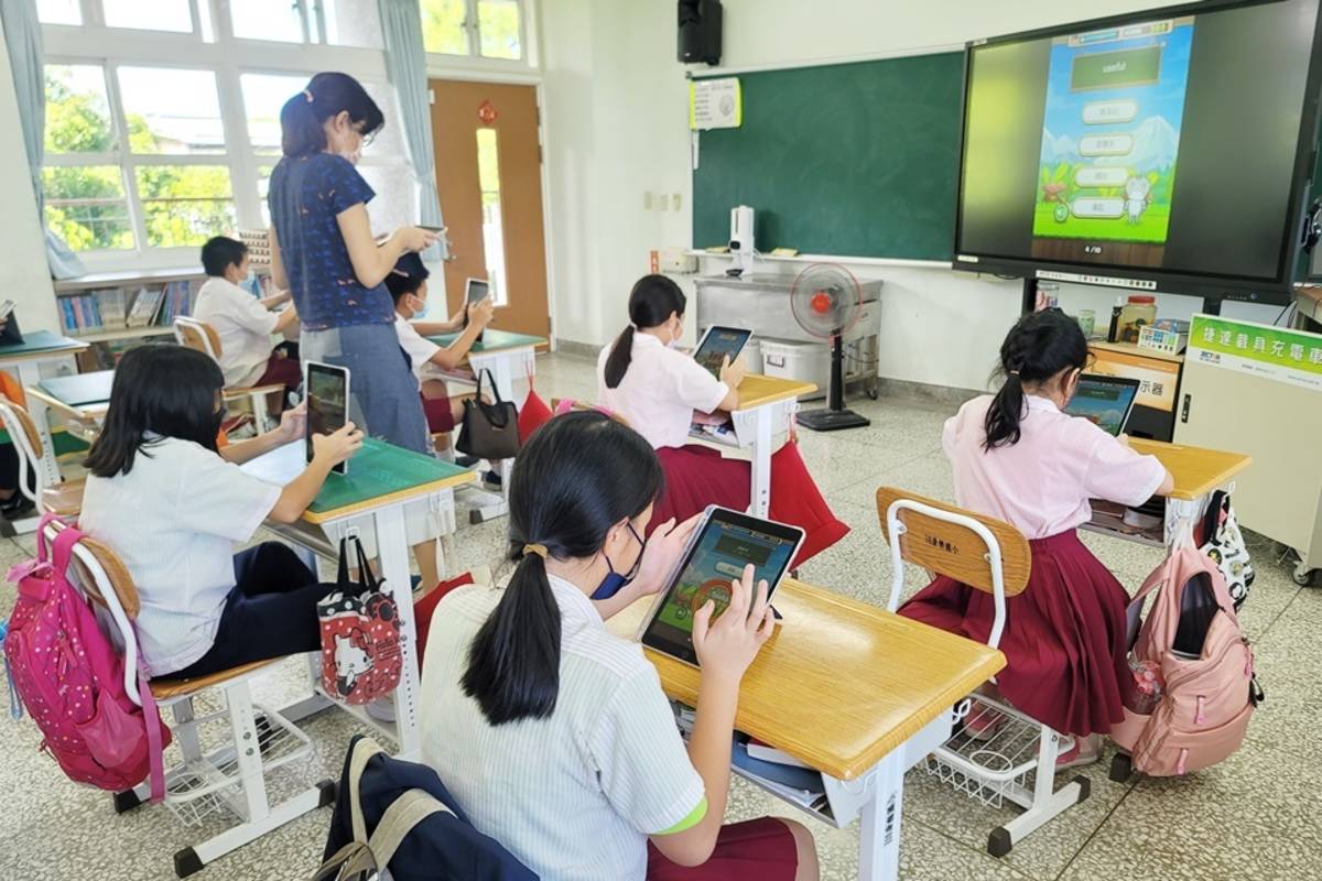 臺東縣推動「生生用平板」計畫，目前7484臺平板皆已到位。