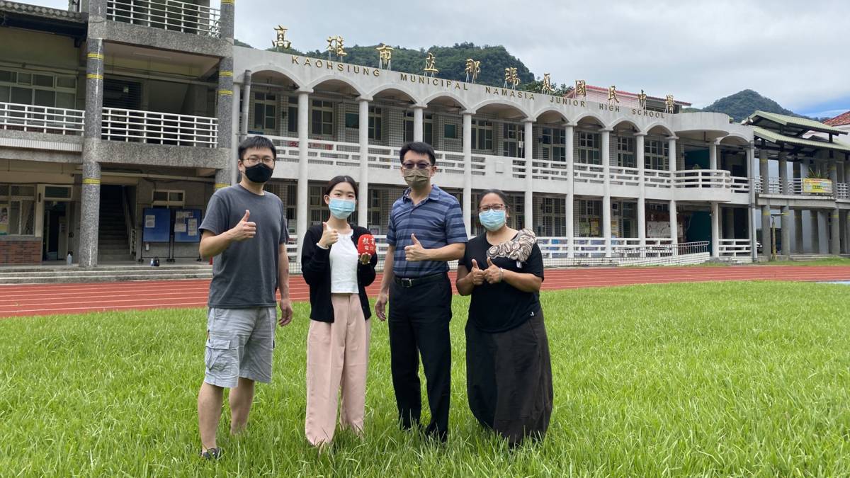 109學年度健康體位優等-高雄市那瑪夏國中-採訪合照

高雄市那瑪夏國中，在109年健康促進健康議題議題當中獲得優等。學校因地處布農族山區部落，分別對七八九年級設計不同的健行活動，其中不僅融入布農傳統打獵文化，也更加認識大自然。除擁有固定運動時間外，也規劃多元運動活動供學生選擇。同時，因身為小校，針對每位學生量身制定健康方案，並運用科技，隨時了解學生運動狀態，且和鄰近高雄醫學大學合作，定期檢查，確保學生們健康無虞，將運動融入生活之中等。

採訪：高雄市那瑪夏國中洪自強校長、曾建瑋學務主任、
              柯惠香護理師
