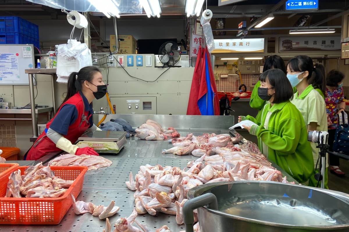 大理高中國中部雙語課程規劃學生走訪環南市場製作世界萬花筒影展
