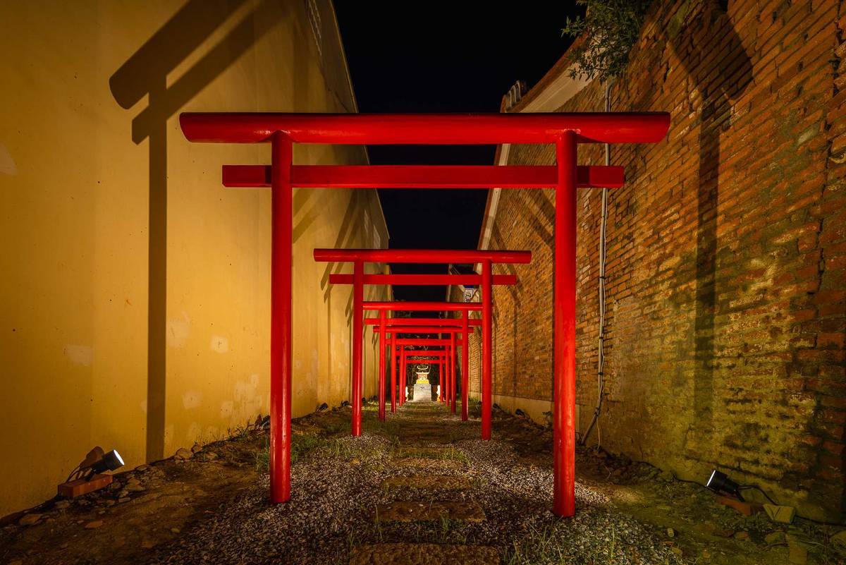 日本籍藝術家宮城有加在巷弄間的奇幻作品《蛙港神社》(圖片來源:彰化縣文化局提供)