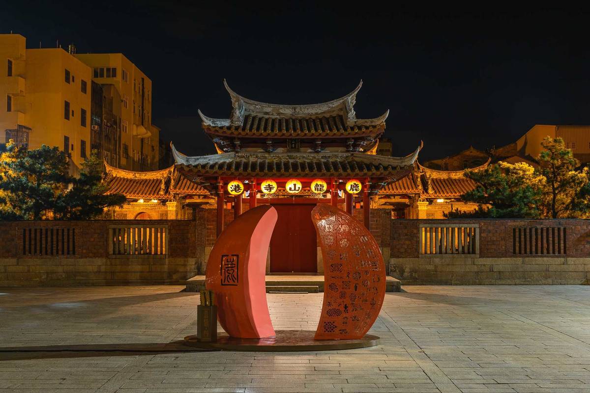 紙雕藝術家成若涵大型立體擲筊杯與互動籤筒作品《鹿港，好!》(圖片來源:彰化縣文化局提供)