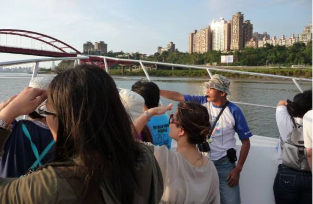 搭乘藍色水路悠遊穿梭淡水河，欣賞水路兩岸豐富的人文及自然景觀