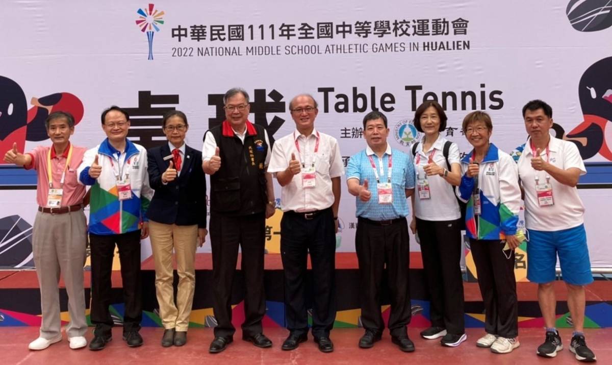 全中運復辦_教育部次長兼代理署長林騰蛟現身為選手加油大合照。（中為體育署林騰蛟代理署長、左2為體育署學校體育組蔡忠益組長）