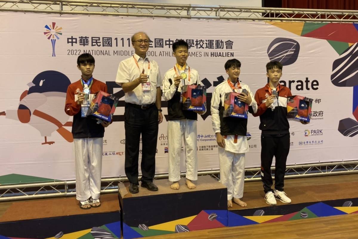 全中運復辦_教育部次長兼代理署長林騰蛟現身為選手加油大合照。（中為體育署林騰蛟代理署長）