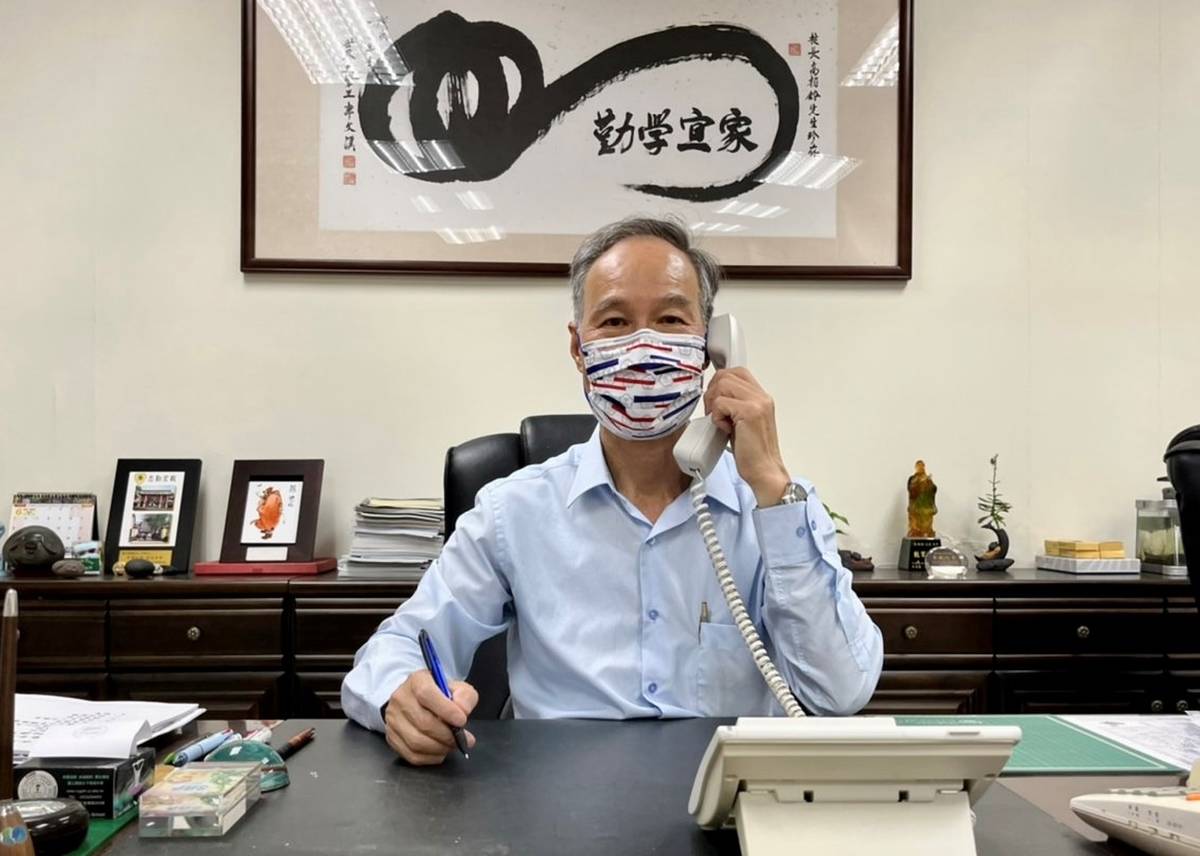 專線諮詢讓新北家長學生減少徬徨並做最好規劃(圖為林口高中高栢鈴校長)