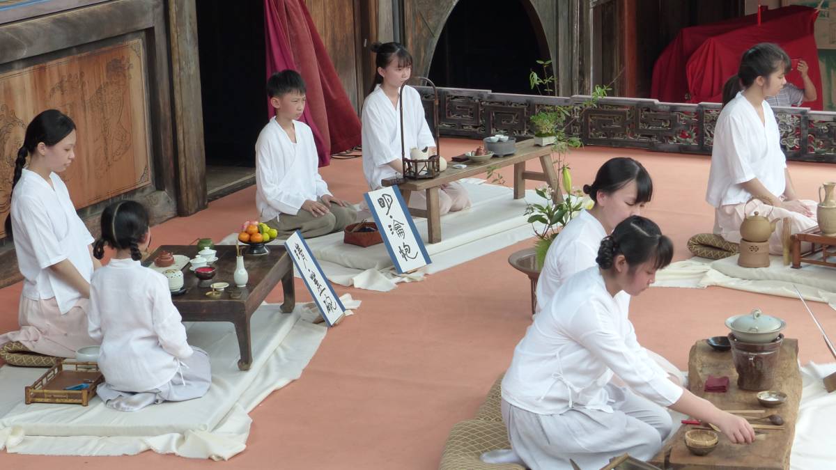 瑞竹國中和瑞竹國小學生展示歷代茶藝
