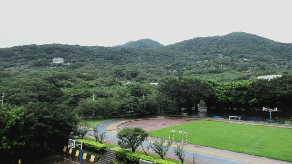 八里國中坐落在觀音山腳下，校園內可以看見五色鳥、領角鴞、金背鳩的身影，大冠鷲也經常在校園上空盤旋，學校為造訪的鳥類營造適合棲息與繁殖的環境，從生活周遭開始，學習守護、尊重生命。