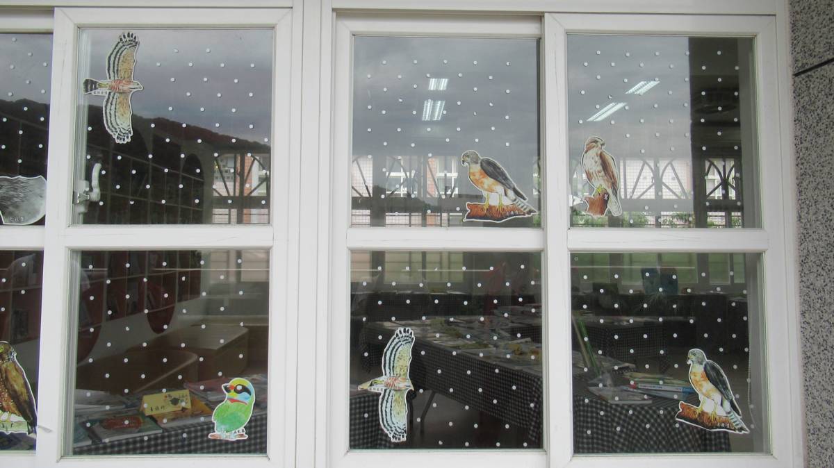 八里國中師生為校內窗戶「加工」。透過點點貼紙、自行繪製的猛禽貼紙，防止鳥類撞上透明玻璃而受傷。