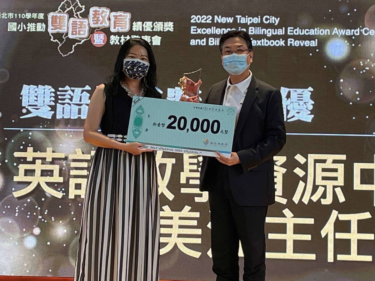 英資中心主任李美江榮獲雙語推手獎，結合英語學習解開自然奧祕，與他人分享新發現。