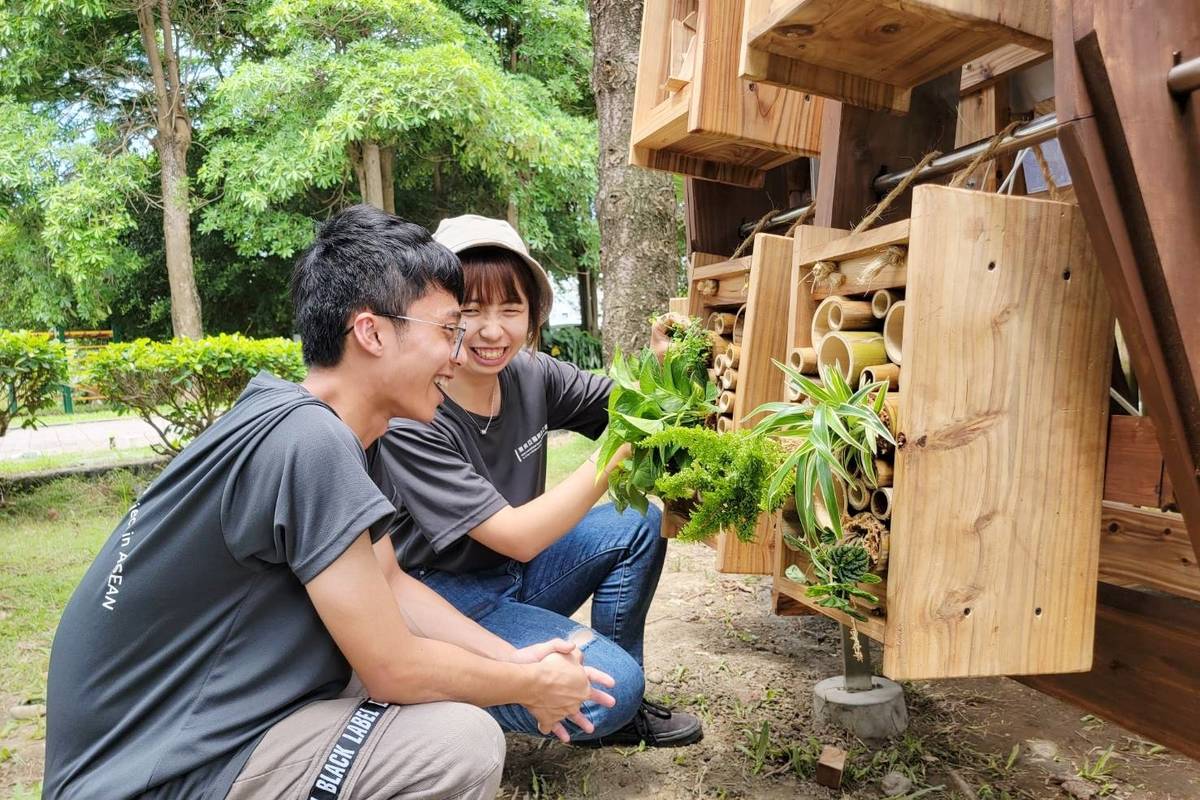 自然建築外牆的植物箱栽植阿美族傳統食用野菜。