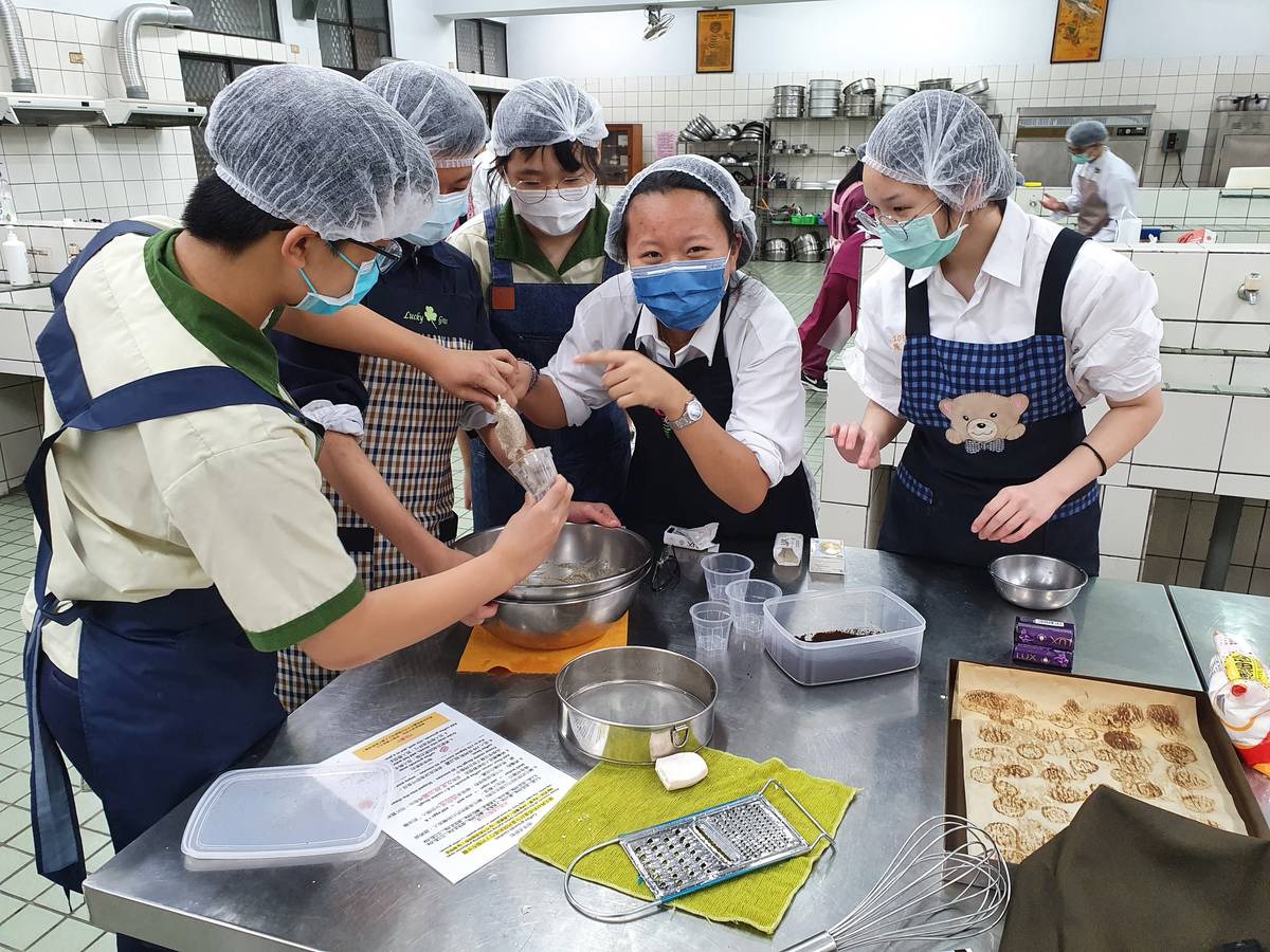 江翠國中學生製作咖啡渣餅乾，體驗剩食行動永續循環