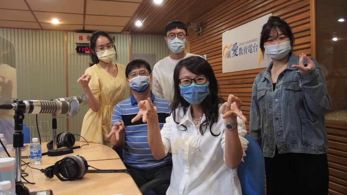 1110706高雄市大寮區忠義國小輔導處主任、臺灣阿德勒心理學會理事長 駱怡如 、高雄市鳯山區中山國小退休教師、高雄市家庭教育輔導團員 潘旭建 老師、高雄市政府教育局家庭教育中心 陳映年、輔仁大學兒童與家庭學系(實習生) 陳禹彤、慈濟大學兒童發展與家庭教育學系(實習生) 王紹宇-1.JPG