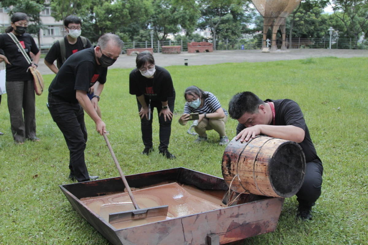 工藝中心張仁吉主任進行(煉漆)活動，象徵自產材料與製作技術推廣 (工藝中心提供)