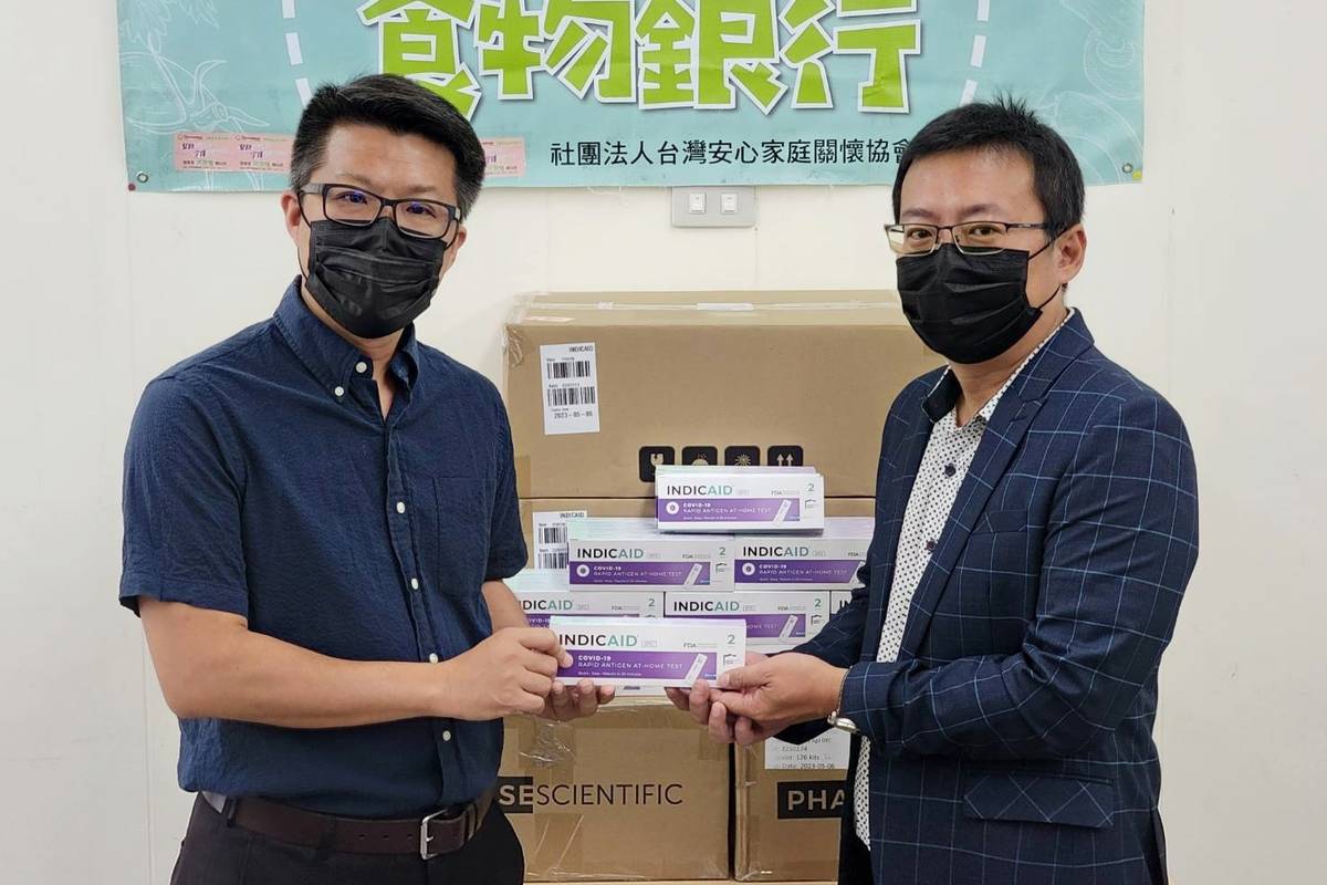 行政院東部聯合服務中心媒合企業，捐贈臺東幸福食物銀行5000組快篩試劑，幫助有快篩需求的弱勢家庭解決燃眉之急。