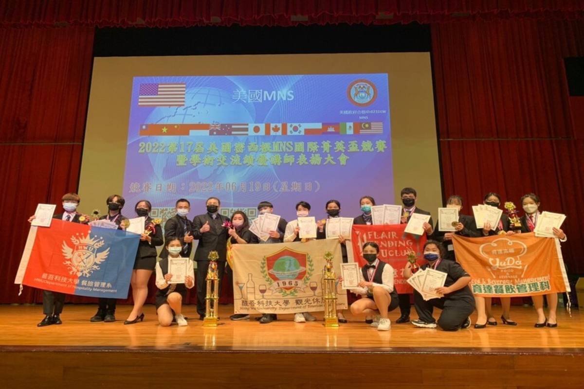 醒吾科大觀餐學院的同學於2022 MNS國際競賽獲得優異的成績，所有參賽選手開心於頒獎臺上合影 (醒吾科大提供)