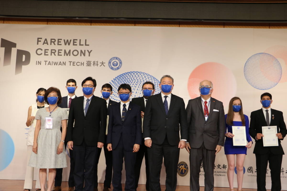 (左起)教育部司長楊玉惠、教育部主任秘書廖興國、臺科大顏家鈺校長、外交部常務次長俞大㵢、巴拉圭大使及巴拉圭優秀學生 (臺科大提供)