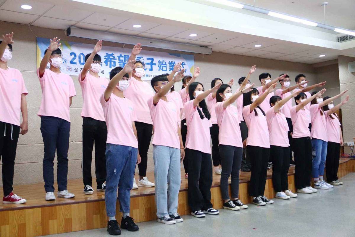 一粒麥子基金會與臺灣電力公司合作辦理「希望種子」計畫，提供大專學子暑期工讀機會。