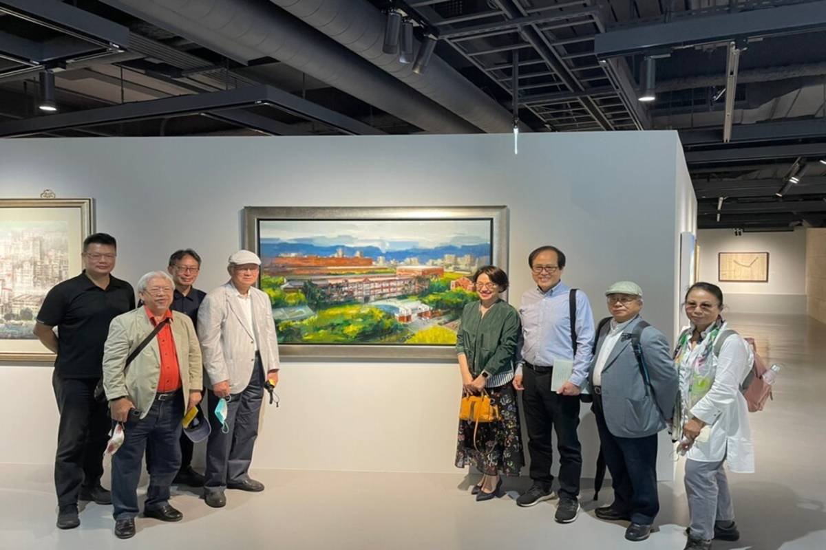 前輩藝術家們一起與臺南美術館董事長蘇憲法校友展出作品《師大百年校景圖》 (臺師大提供)
