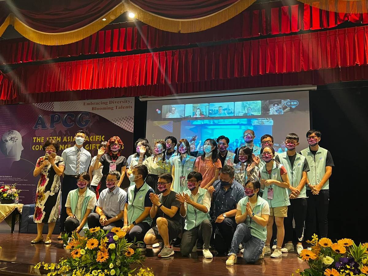 國立臺灣師範大學郭靜姿教授與協辦這次國際研討會的團隊共同合影
