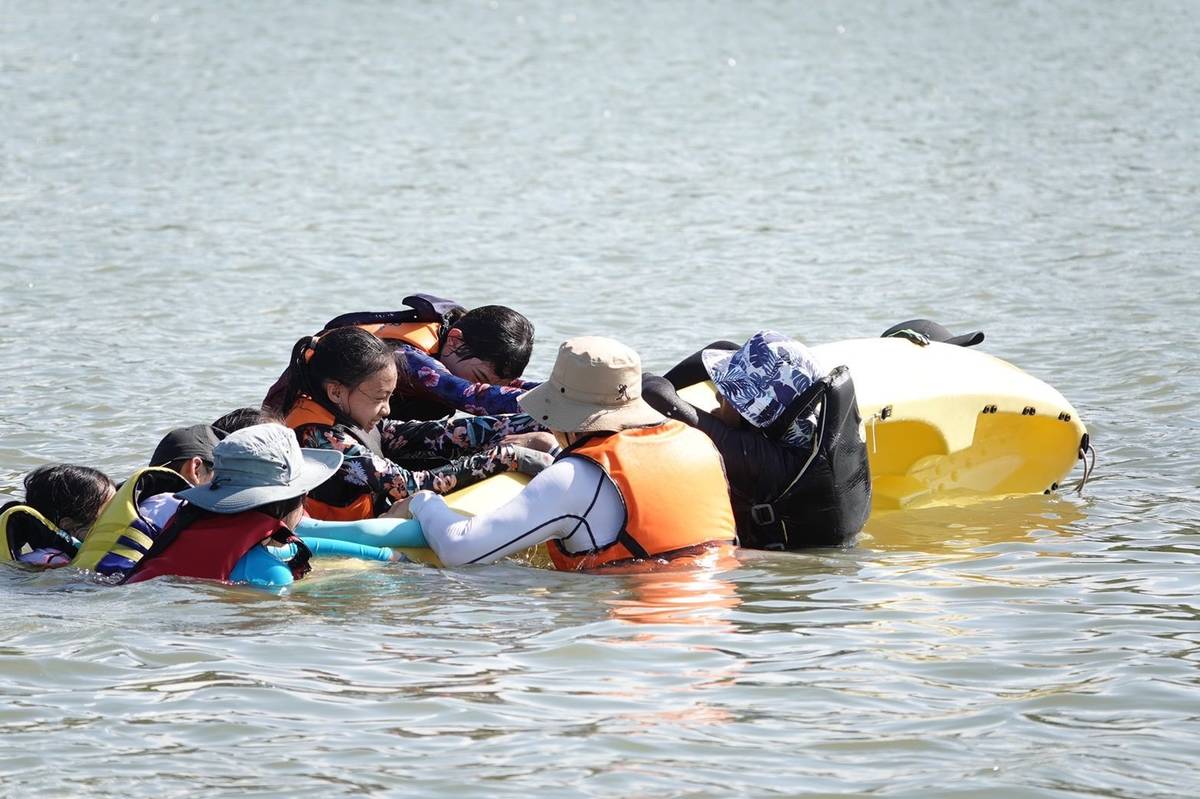 學員在海上練習翻舟復位技巧，讓自救技能更上一層樓