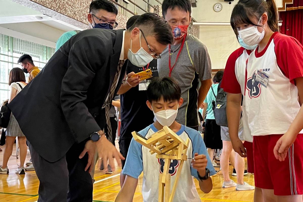 全國生活科技競賽以「防疫大作戰2.0」為考題，運用電與控制相關裝置，完成防疫物資運送及發放任務
