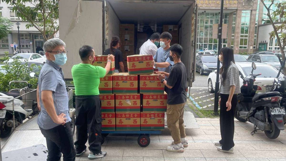 工作人員搬運裝箱蔬菜送往集中地點（圖源：雲林縣政府）