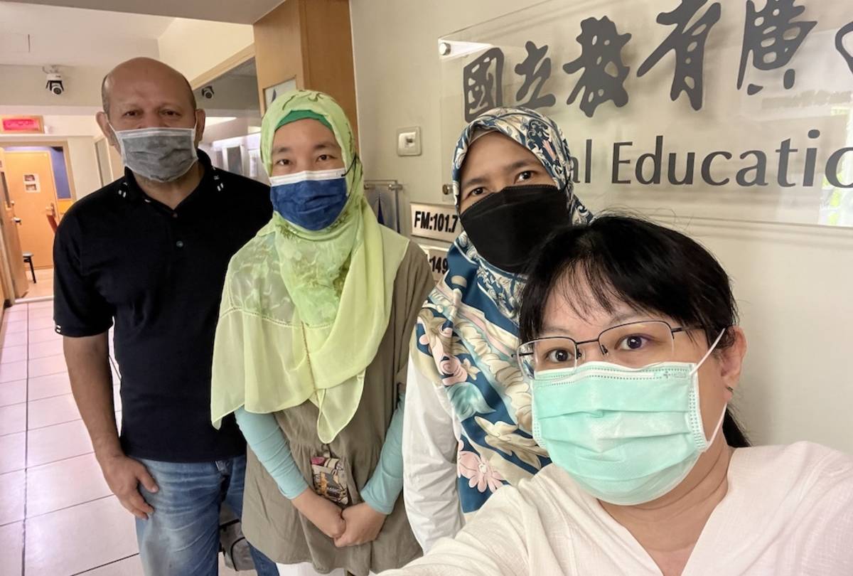 政大波斯語老師 顧朋（左一）與妻子黃思恩（左二）
