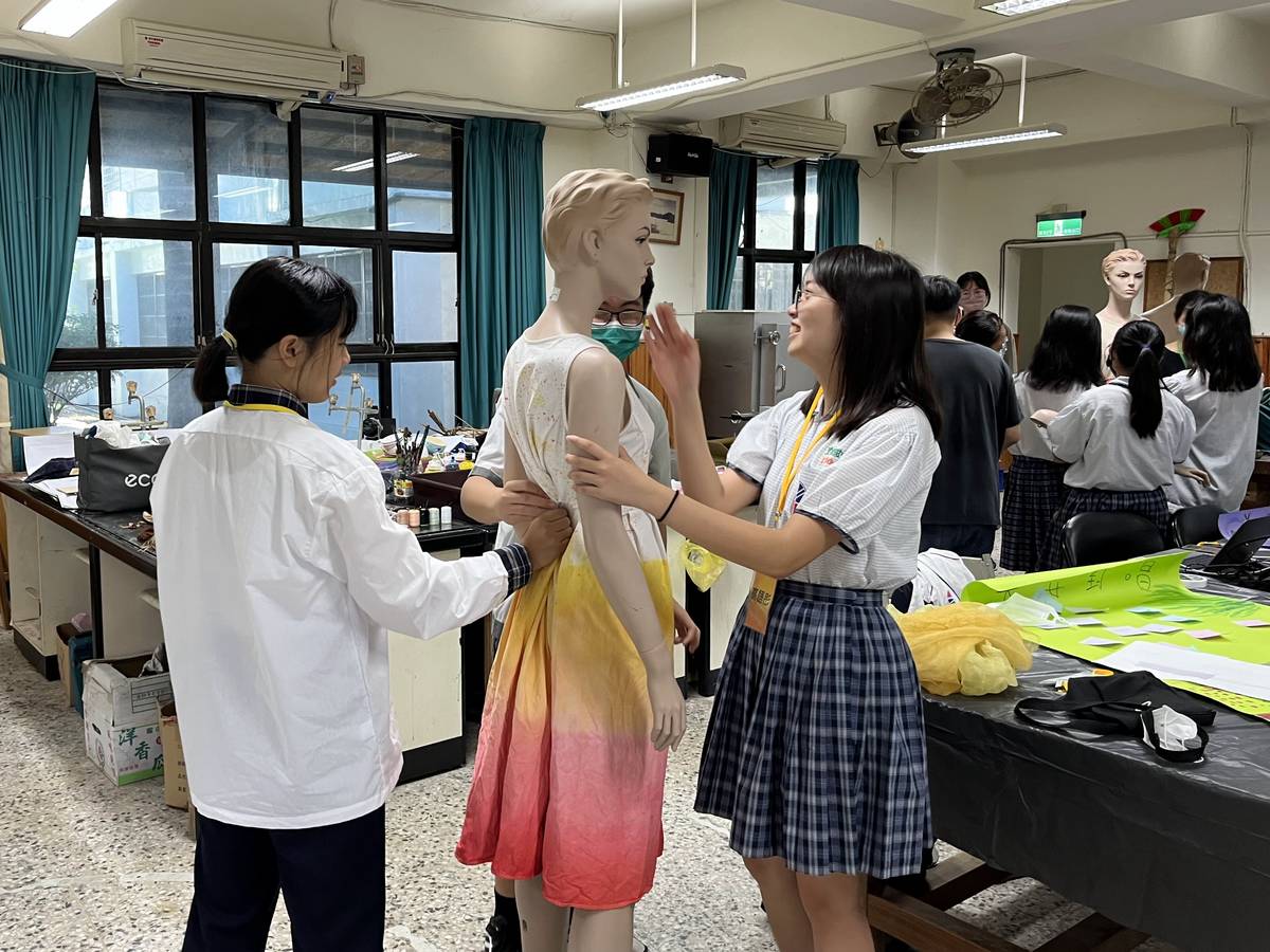 豐田國中暑期音樂創作與造型設計課程，由北藝大MIT學程師生陪伴指導，將音樂編創、服裝造型跨「藝」結合，豐富學子視野。(豐田國中提供)