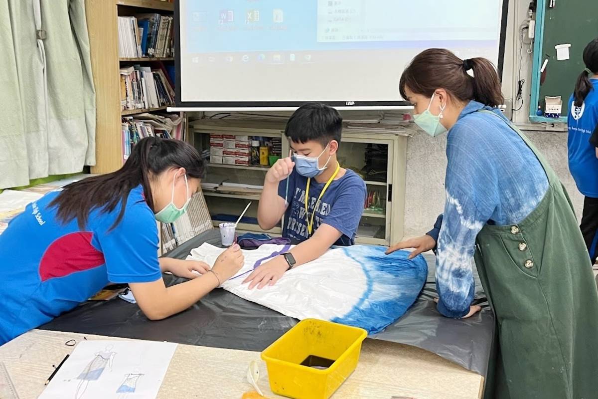 豐田國中暑期音樂創作與造型設計課程，由北藝大MIT學程師生陪伴指導，將音樂編創、服裝造型跨「藝」結合，豐富學子視野。(豐田國中提供)