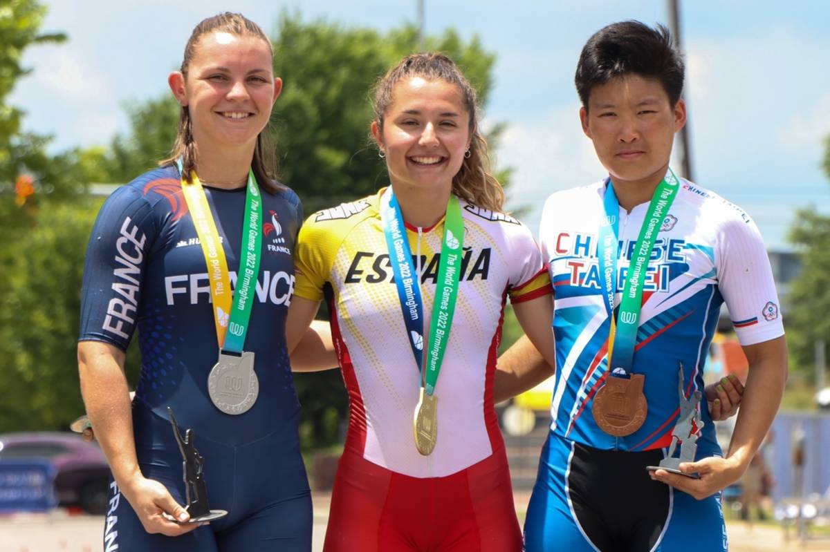 伯明罕世界運動會陳映竹選手（右）獲得滑輪溜冰女子公路單圈爭先賽銅牌。(體育署提供)