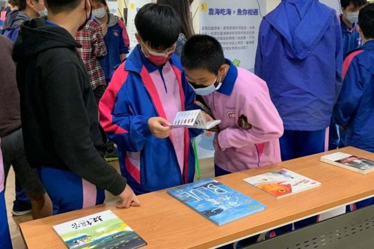 學生在海洋巡迴展中觀看食魚指南