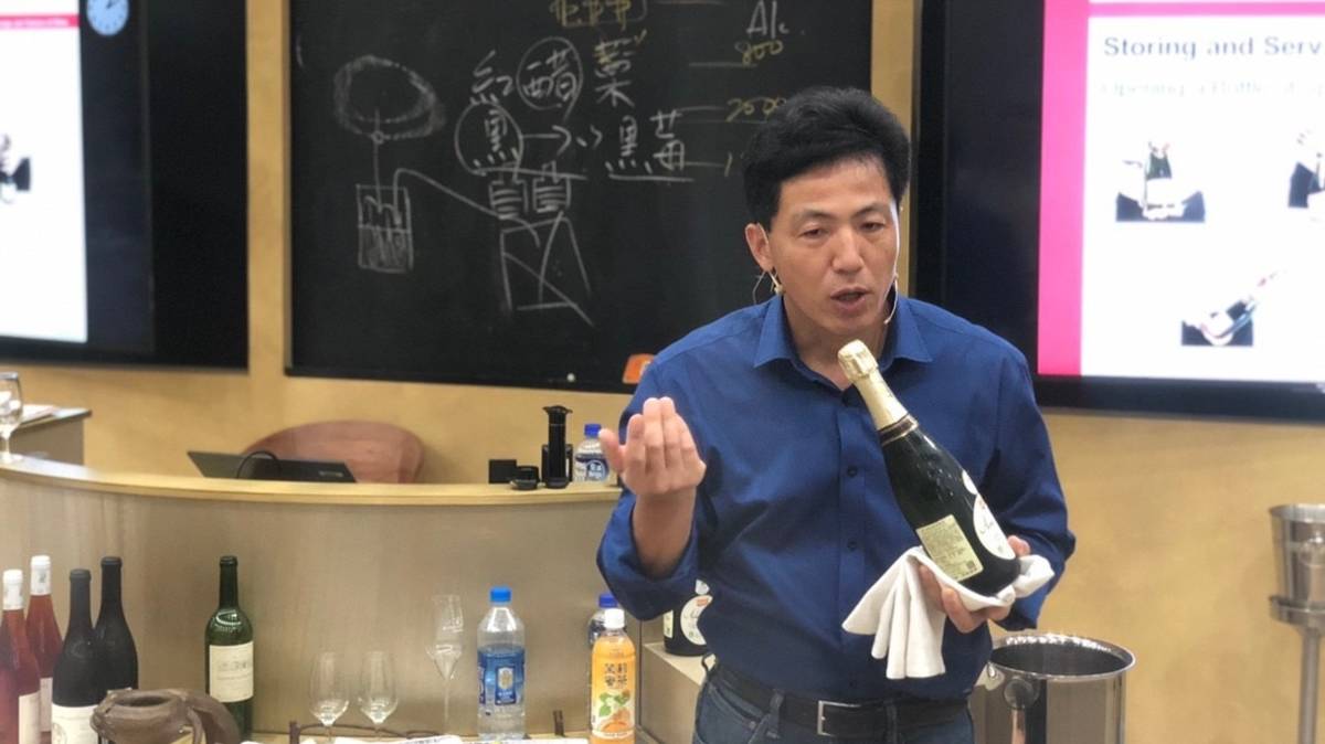 賴偉志樂於分享葡萄酒相關知識(圖片來源：賴偉志提供)