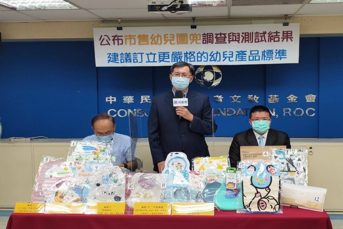 消基會董事長黃怡騰說明檢測結果 (消基會提供)