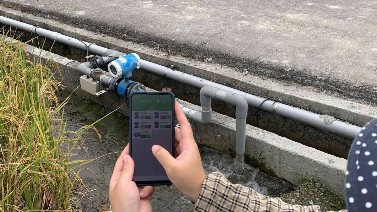 智慧裝置讓農民用手機就能進行田間管理(圖片來源：吳以健提供)