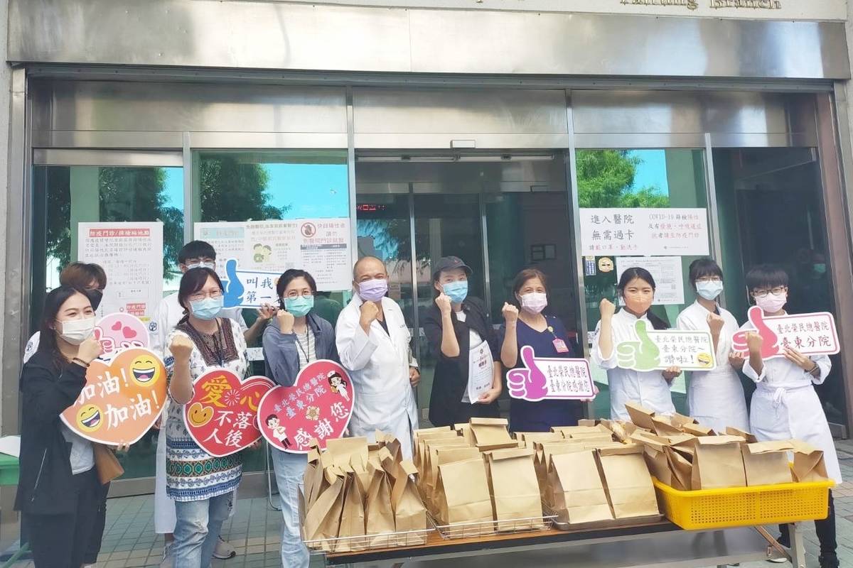 公東高工師生為感謝臺東榮院醫護協助接種疫苗，由餐飲科學生自製西點前往醫院致贈給醫護團隊。