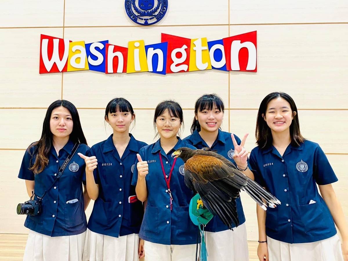 沈利倩(中)與華盛頓高中的同學成立老鷹紅豆服務隊推廣生態保育