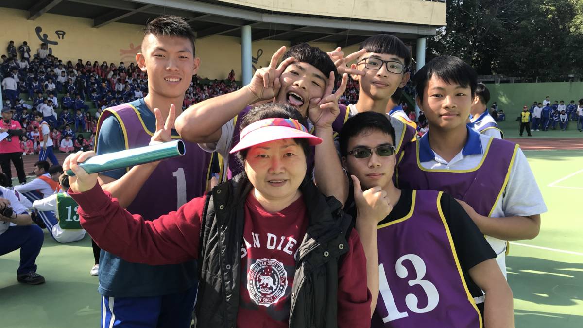 萬添珍老師和學生一起參加全校運動會榮獲大隊接力第1名(圖片來源：達德商工提供)