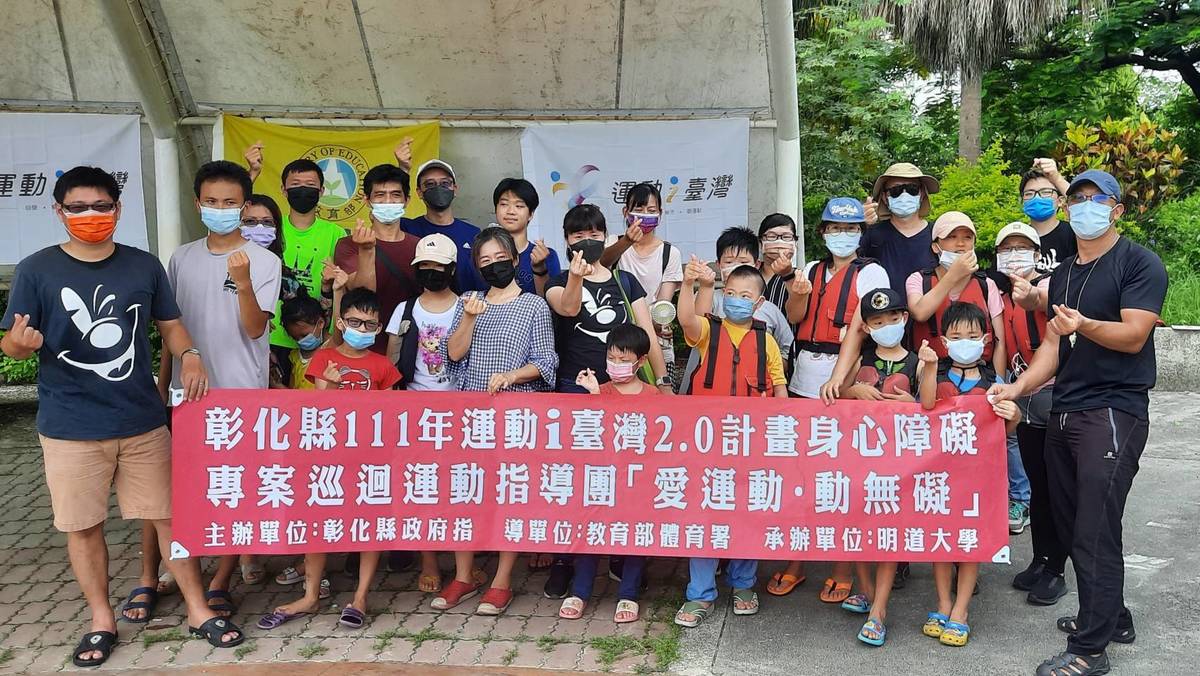 天使心家族社會福利基金會台中服務處參與活動後開心合影(圖片來源:明道大學)