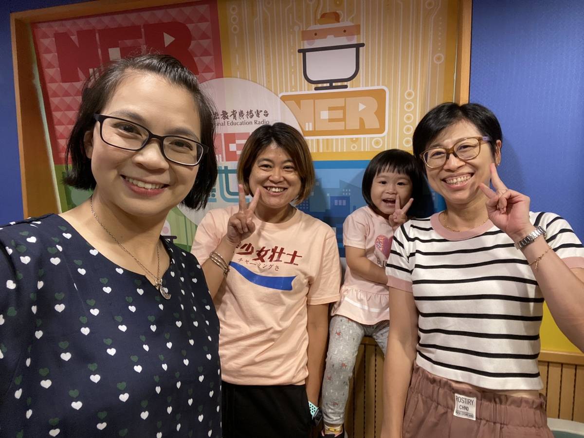 新住民李婉琳和女兒與主持人合影