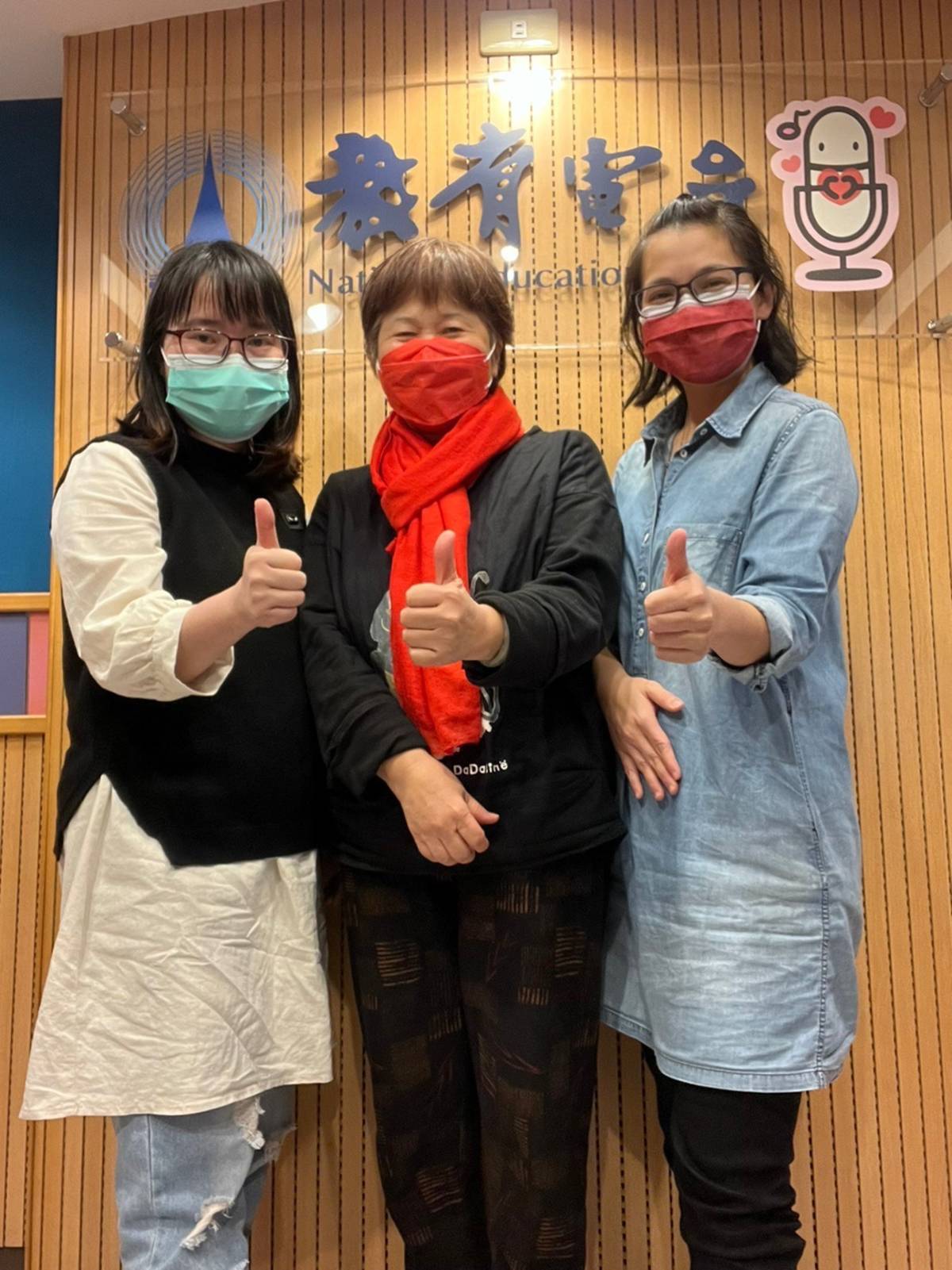主持人和周淑美老師合影