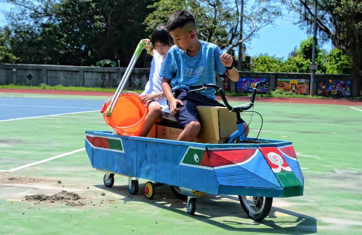 八里國小學生操作滑車 測試以滑車撿拾廢棄物機動性