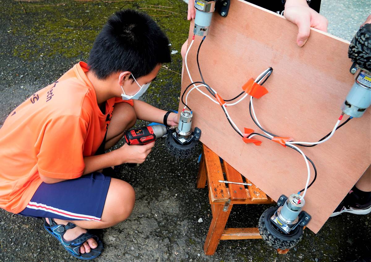 蘆洲國中學生製作滑車連接馬達與主板圖