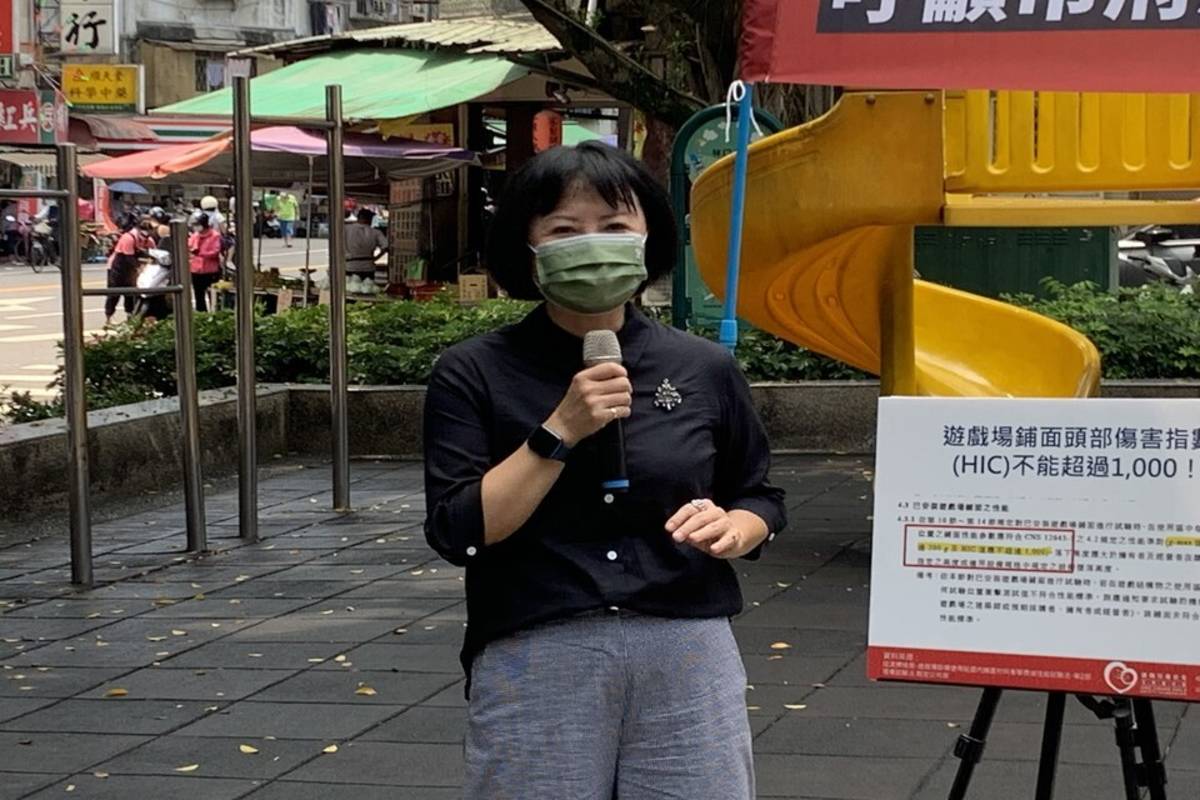 靖娟基金會執行長林月琴說明遊戲鋪面頭部傷害指數的重要性