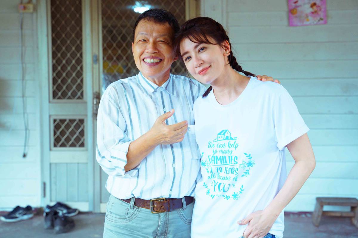 藝人賈靜雯(右)參與金鐘獎導演王小棣老師所拍攝的公益微電影

