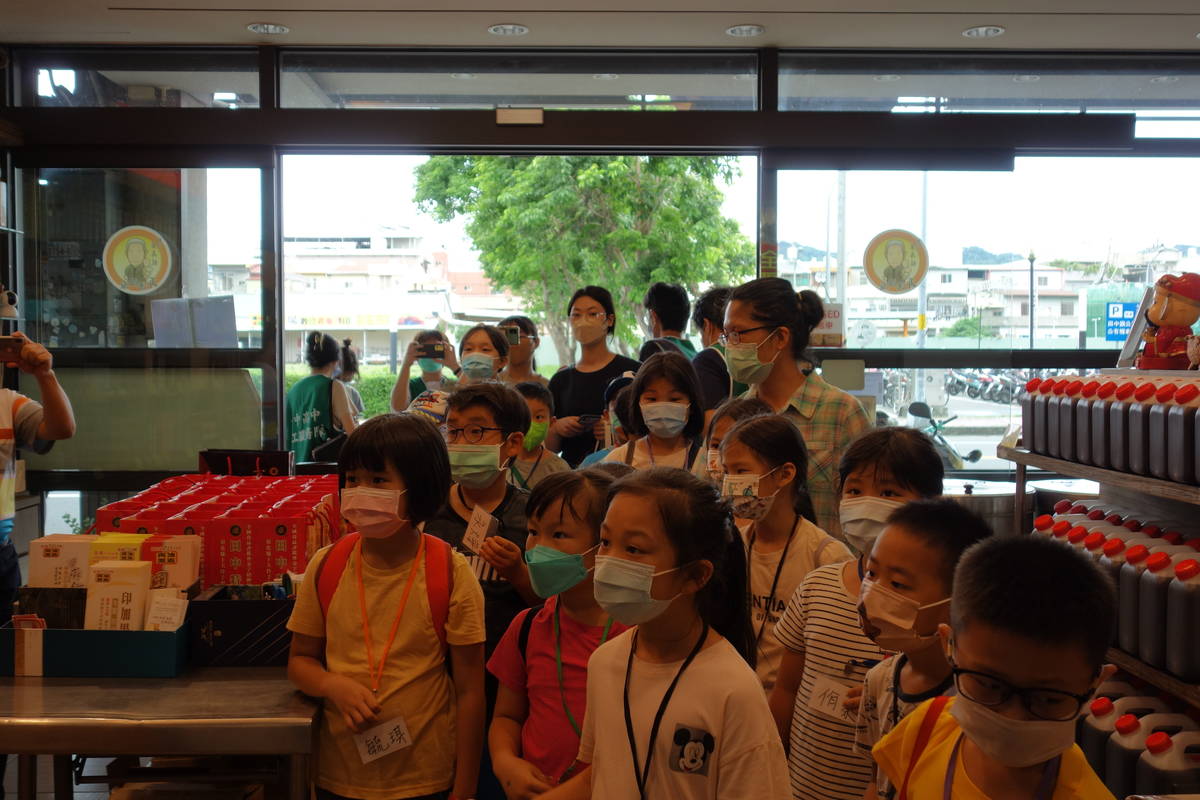 新民國小小朋友認真聽導覽介紹再源油廠
