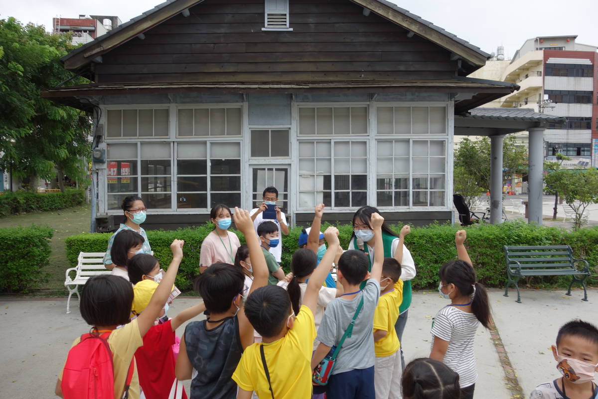 田中高中學生介紹田中火車站時，新民國小小朋友熱情互動提問回答