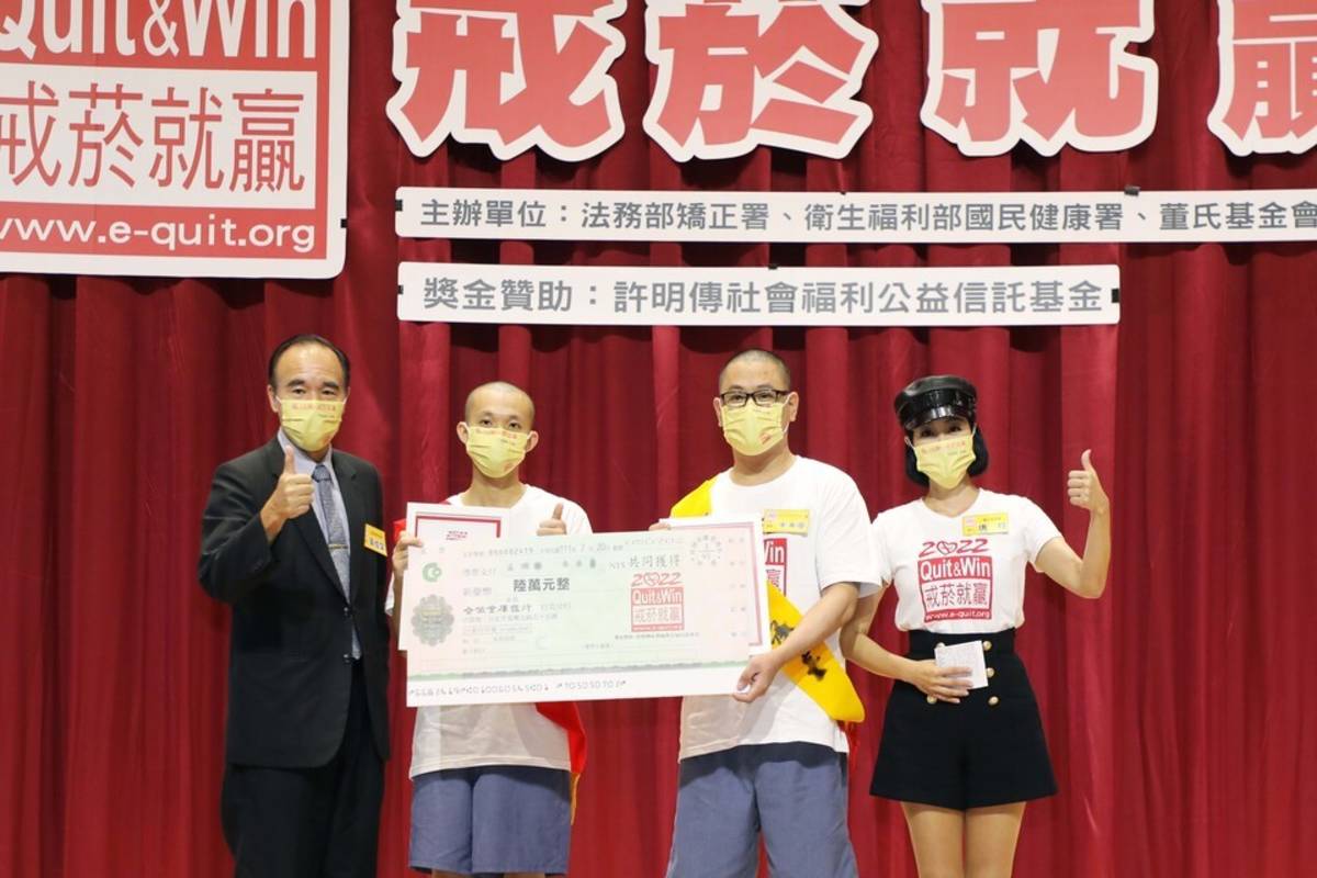 全國貳獎莊同學、吳同學接受黃俊棠署長(左1)及義工唐玲(右1)頒獎 (董氏基金會提供)