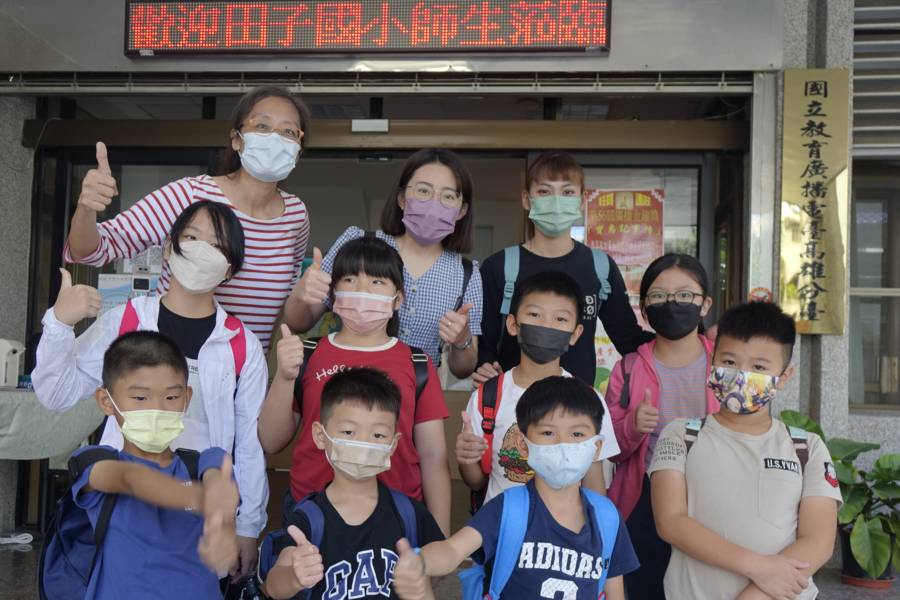 高雄分臺孫編審承珍(圖後排左)於門口接待屏東縣田子國小師生並合照。
