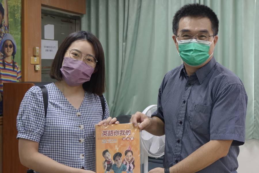 高雄分臺長張明陽(圖右)贈予教學教材與田子國小老師合影。