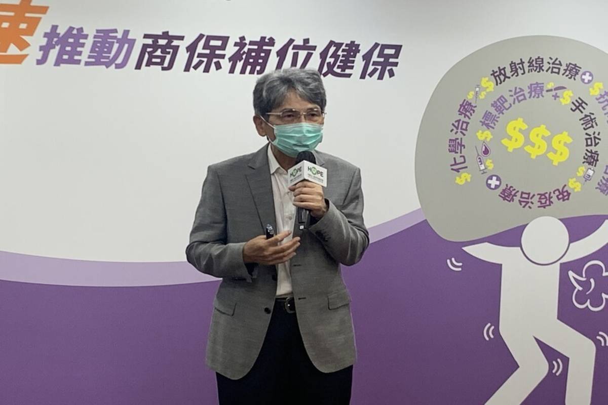 癌症希望基金會董事長王正旭說明癌友自費現況